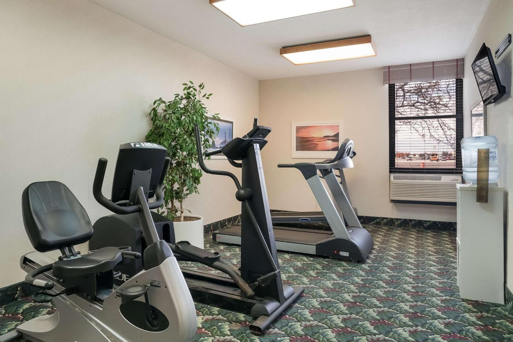 Quality Inn & Suites ซาเกอนอว์ ภายนอก รูปภาพ