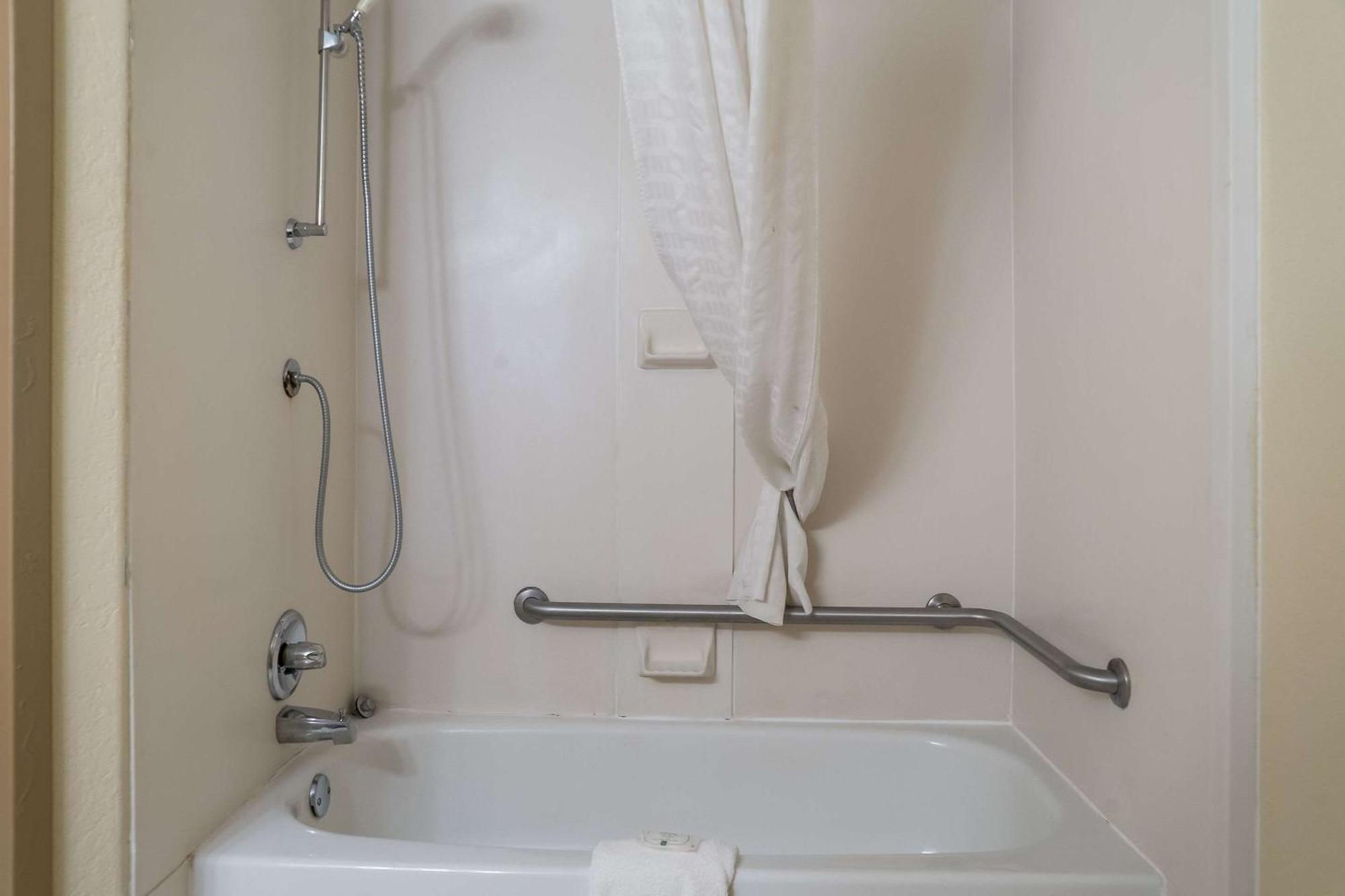Quality Inn & Suites ซาเกอนอว์ ภายนอก รูปภาพ