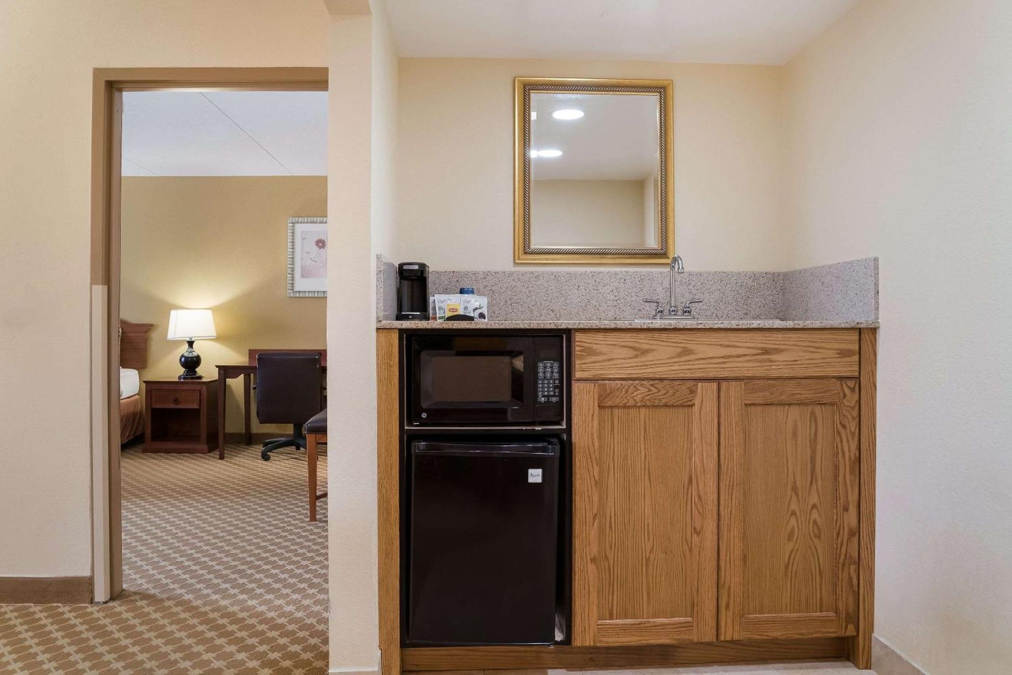 Quality Inn & Suites ซาเกอนอว์ ภายนอก รูปภาพ