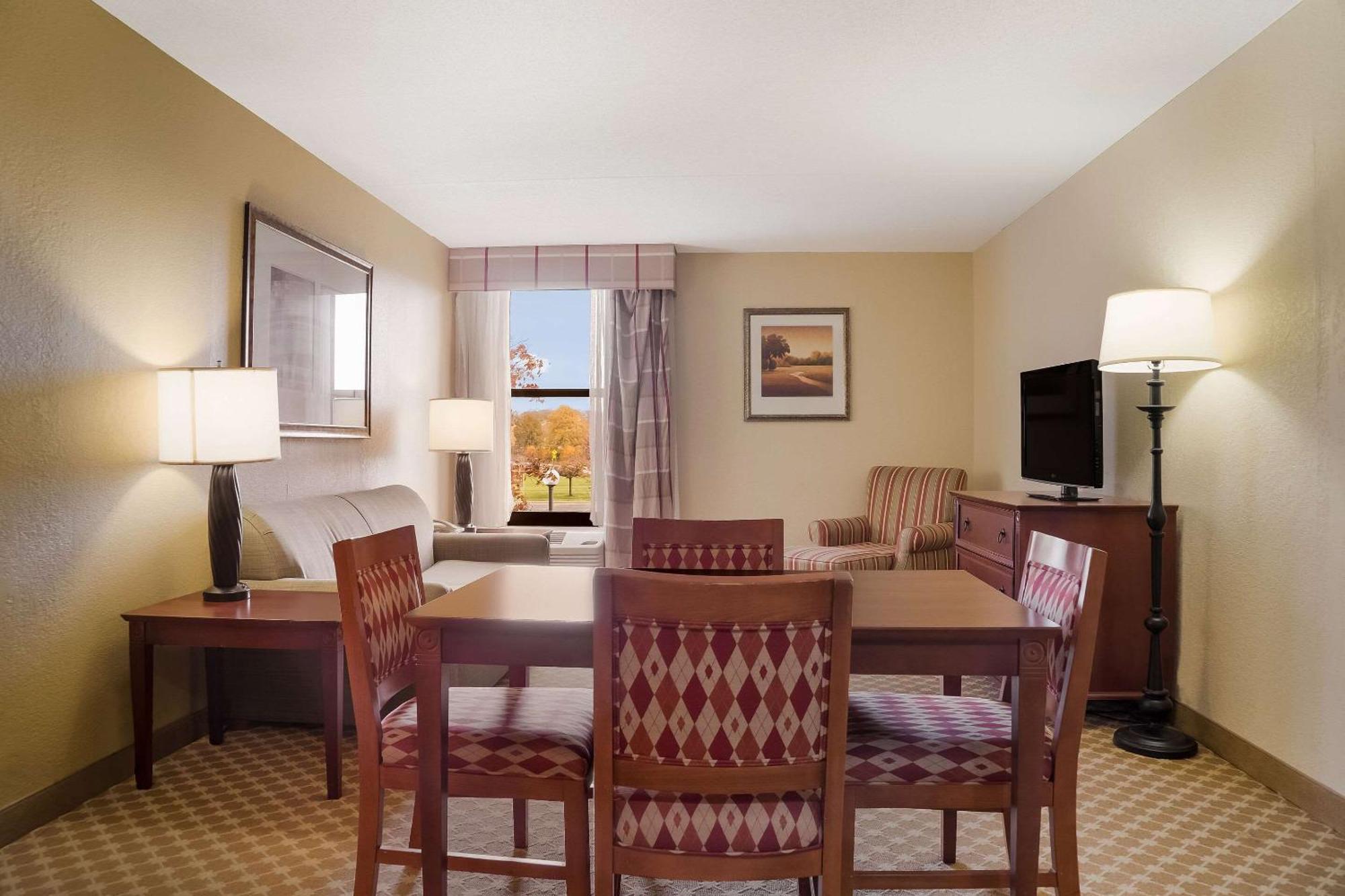 Quality Inn & Suites ซาเกอนอว์ ภายนอก รูปภาพ