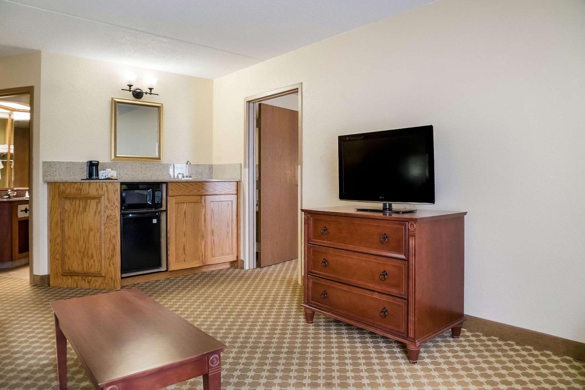 Quality Inn & Suites ซาเกอนอว์ ภายนอก รูปภาพ