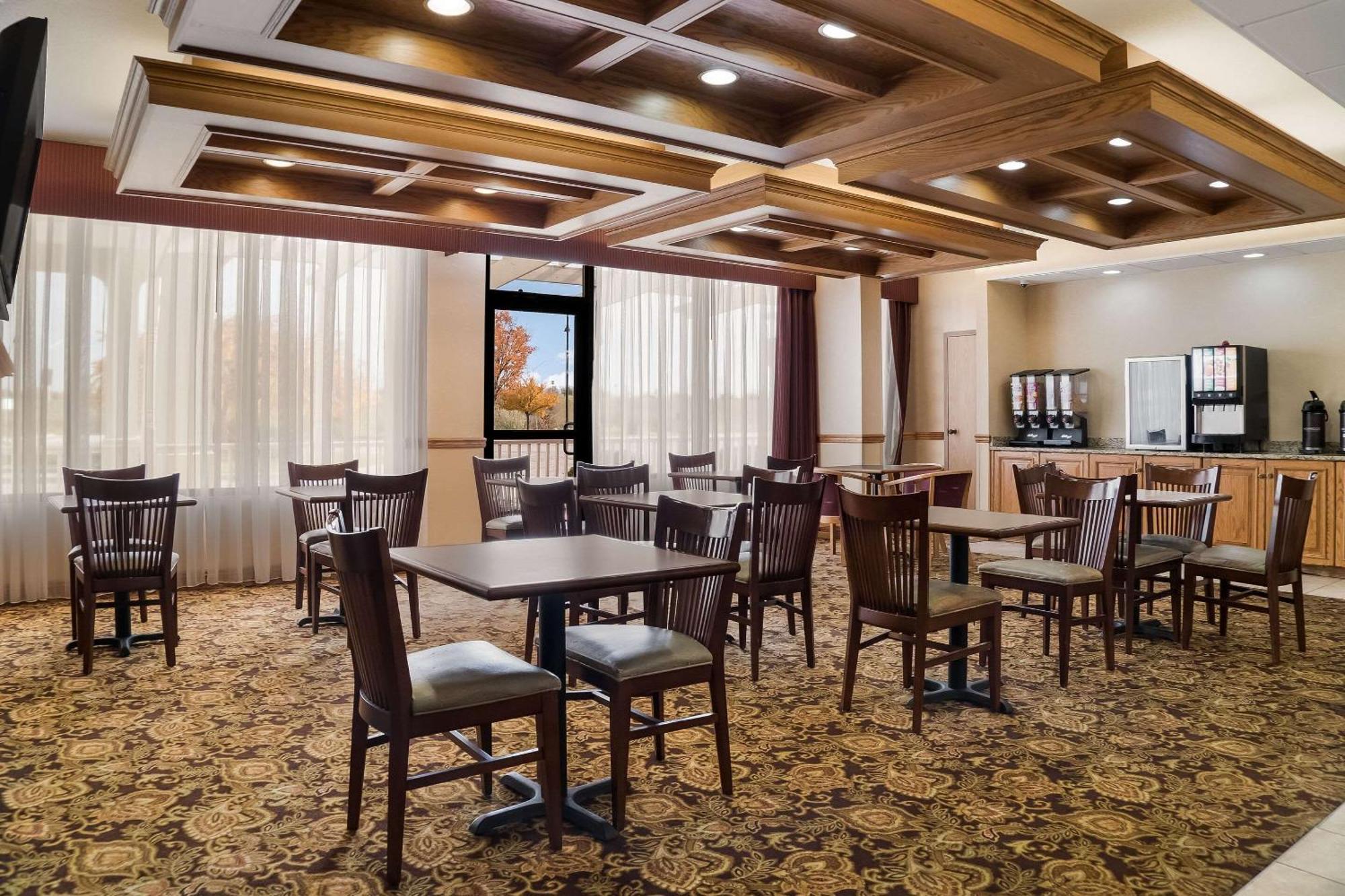 Quality Inn & Suites ซาเกอนอว์ ภายนอก รูปภาพ