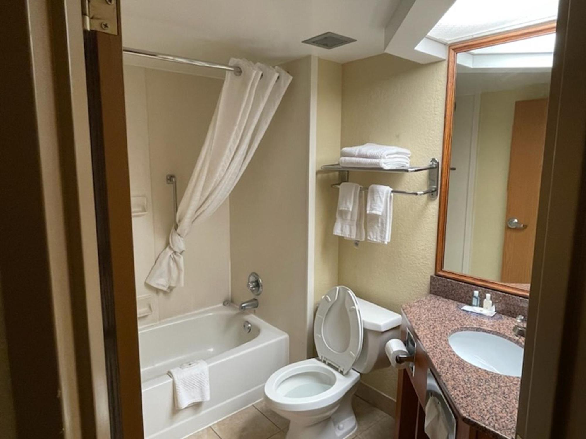 Quality Inn & Suites ซาเกอนอว์ ภายนอก รูปภาพ
